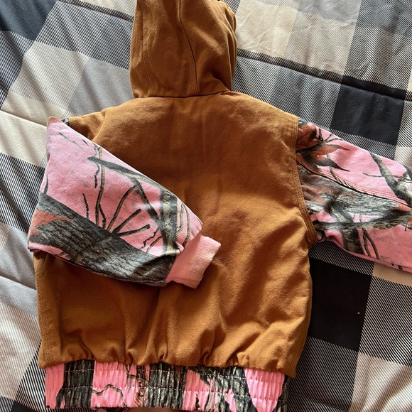 Toddler coat size 3T good condition no rips but some stains on end of sleeves - Picture 4 of 4